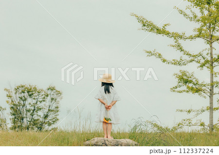 ひまわりを持った女の子 ひまわりを持った女の子 112337224