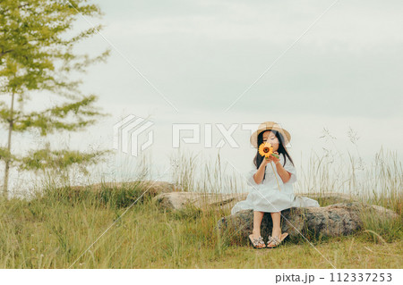 ひまわりを持った女の子 ひまわりを持った女の子 112337253
