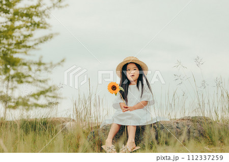 ひまわりを持った女の子 ひまわりを持った女の子 112337259
