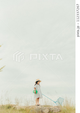 虫取り網をもって走り回る女の子 112337267