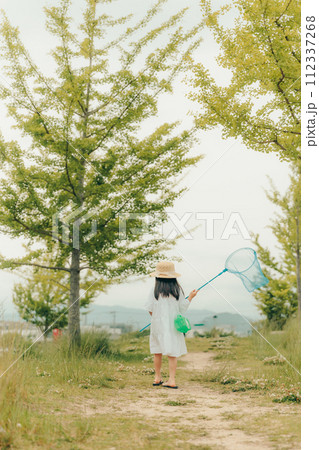 虫取り網をもって走り回る女の子 112337268