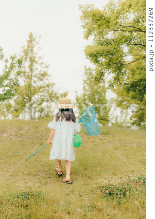虫取り網をもって走り回る女の子 112337269