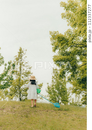 虫取り網をもって走り回る女の子 112337277