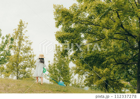 虫取り網をもって走り回る女の子 112337278