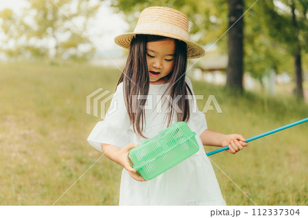 虫取り網をもって走り回る女の子 112337304