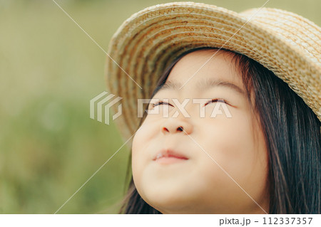 麦わら帽子を被った女の子 麦わら帽子を被った女の子 112337357