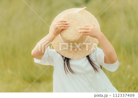 麦わら帽子を被った女の子 112337409