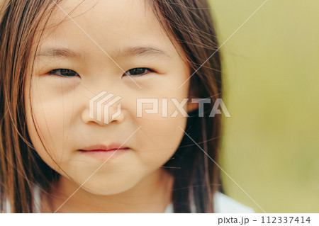 麦わら帽子を被った女の子 麦わら帽子を被った女の子 112337414