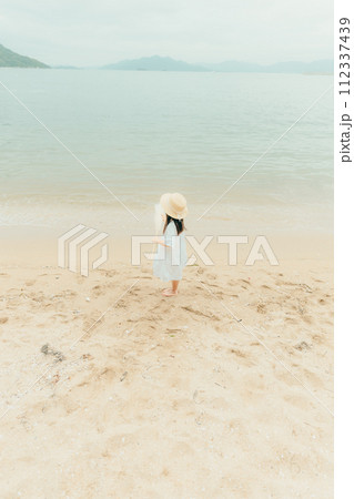 海辺でドライフラワーを持った女の子 112337439