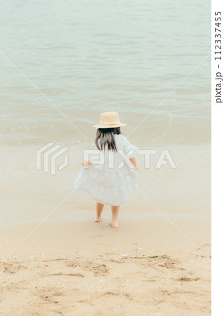 海につかる女の子 112337455