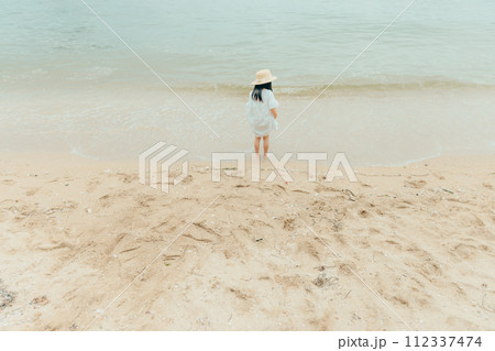 海につかる女の子 海につかる女の子 112337474