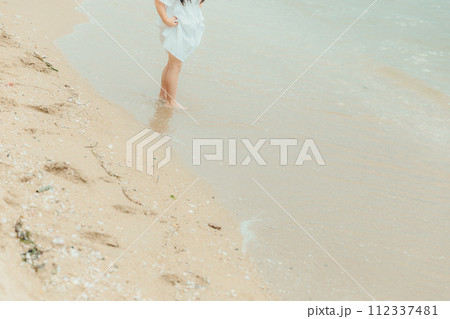 海につかる女の子 海につかる女の子 112337481