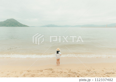 海につかる女の子 海につかる女の子 112337482