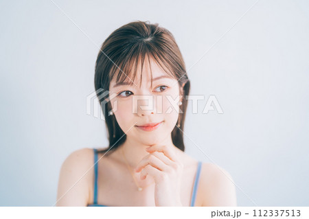 若い女性のビューティーイメージ 112337513