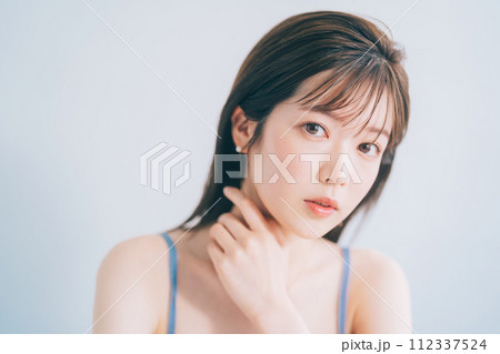 若い女性のビューティーイメージ 112337524