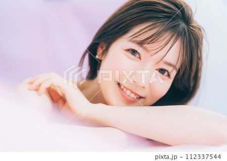 若い女性のビューティーイメージ 112337544
