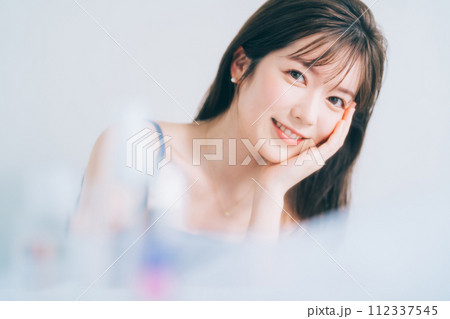 若い女性のビューティーイメージ 若い女性のビューティーイメージ 112337545