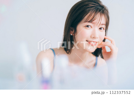 若い女性のビューティーイメージ 若い女性のビューティーイメージ 112337552