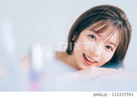 若い女性のビューティーイメージ 112337561