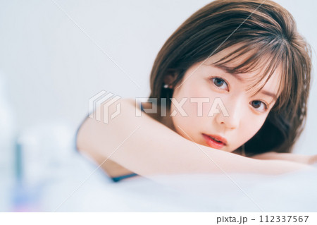 若い女性のビューティーイメージ 112337567
