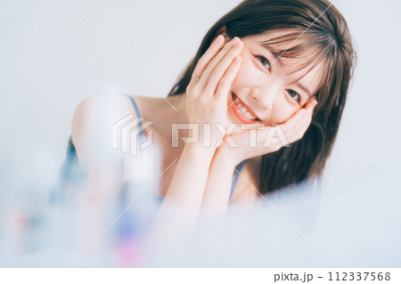 若い女性のビューティーイメージ 112337568