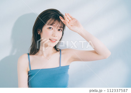 若い女性のUVケアイメージ 112337587