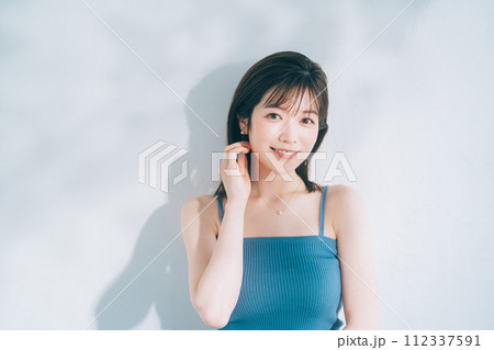 若い女性のスキンケアイメージ 112337591