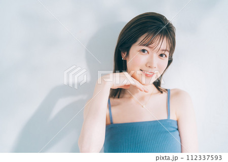 若い女性のスキンケアイメージ 112337593