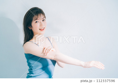 若い女性のスキンケアイメージ 112337596