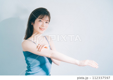 若い女性のスキンケアイメージ 112337597
