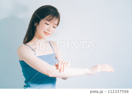 若い女性のスキンケアイメージ 112337598