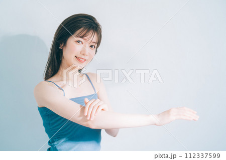 若い女性のスキンケアイメージ 112337599