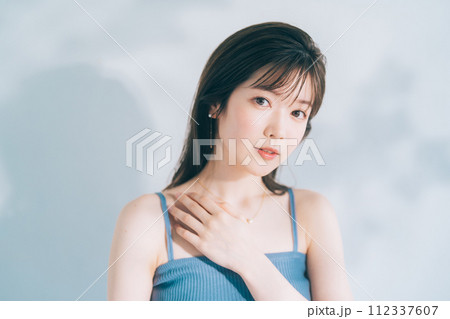 若い女性のスキンケアイメージ 112337607