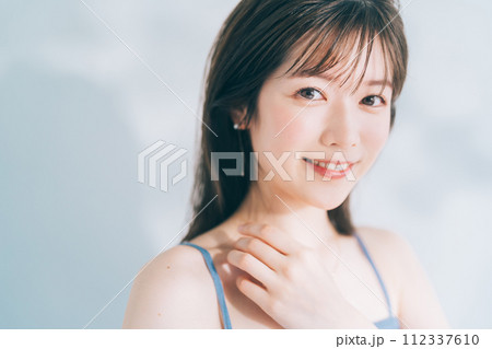 若い女性のビューティーイメージ 112337610