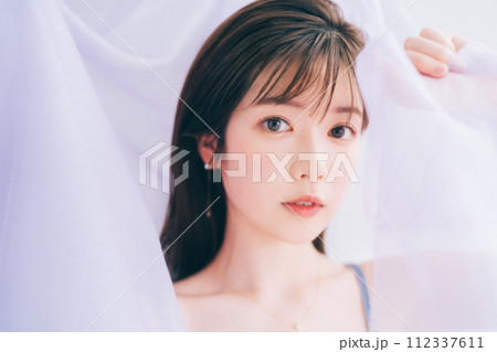 若い女性のビューティーイメージ　 112337611
