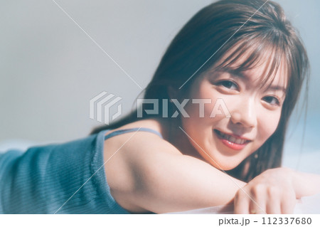 若い女性のビューティーイメージ 112337680