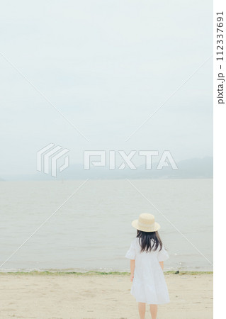 浜辺を歩く女の子 浜辺を歩く女の子 112337691