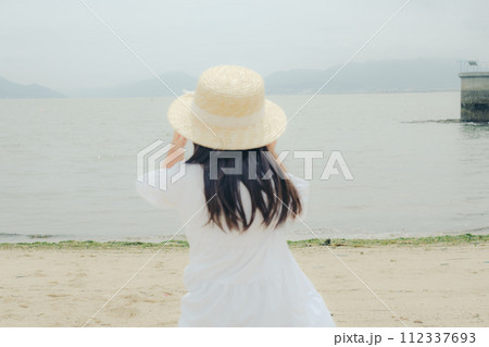 浜辺を歩く女の子 112337693