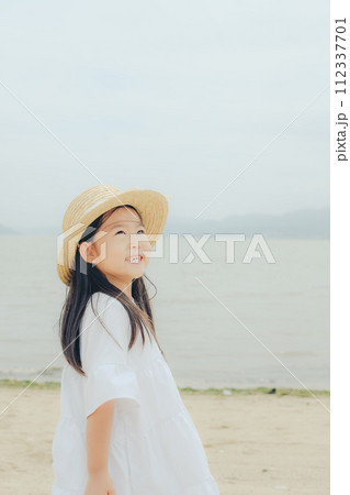 浜辺を歩く女の子 浜辺を歩く女の子 112337701