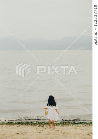 浜辺を歩く女の子 浜辺を歩く女の子 112337719