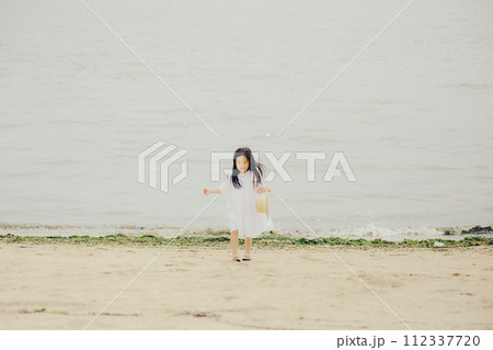 浜辺を歩く女の子 浜辺を歩く女の子 112337720