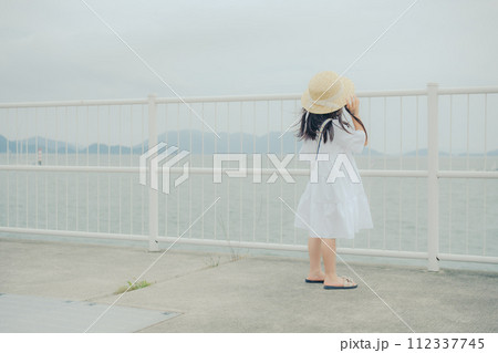フィルムカメラを持って佇む女の子 フィルムカメラを持って佇む女の子 112337745