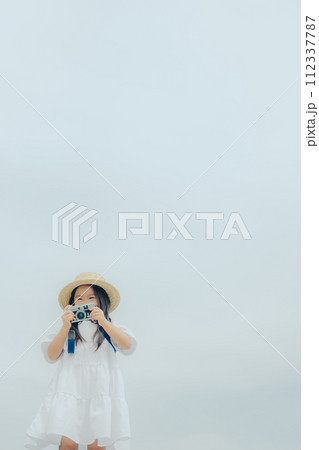 フィルムカメラを持って佇む女の子 フィルムカメラを持って佇む女の子 112337787