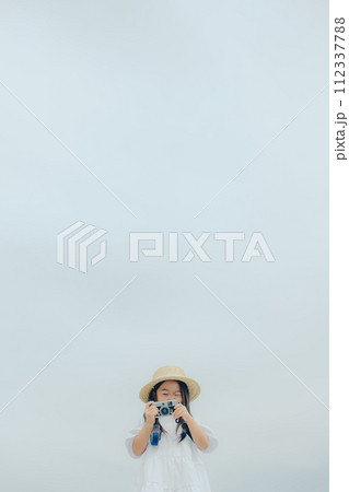 フィルムカメラを持って佇む女の子 フィルムカメラを持って佇む女の子 112337788
