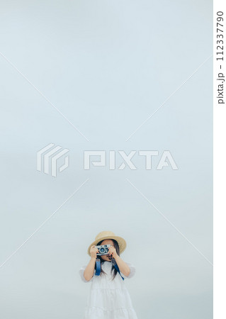 フィルムカメラを持って佇む女の子 フィルムカメラを持って佇む女の子 112337790
