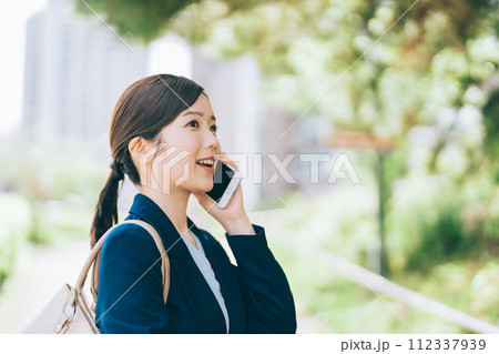 屋外で電話をする若いビジネスウーマン 112337939