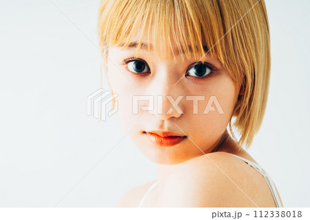 若い女性のビューティ 112338018