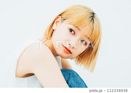 若い女性のビューティ 112338036