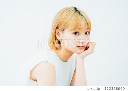 若い女性のビューティ 112338040
