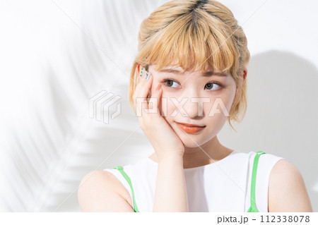 若い女性のビューティ 112338078